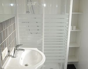 Stilvolles Badezimmer im Ferienhaus Villetta fr 6 Personen, De Dennen, Texel mit groer Dusche.