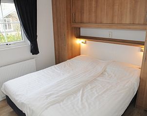 Gemtliches Schlafzimmer im Villetta Ferienhaus fr 6 Personen, De Dennen, Texel mit bequemem Doppelbett.