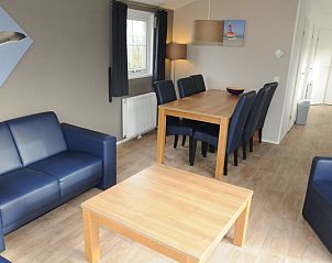 Gerumiges Wohnzimmer im Villetta Ferienhaus fr 6 Personen, De Dennen, Texel mit gemtlicher Sitz- und Essecke.