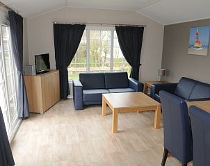 Gezellige woonkamer van Villetta 4 persoons vakantiehuis in De Dennen, Texel, met comfortabele banken en veel natuurlijk licht.