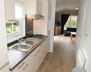 Functionele keuken van Villetta 4 persoons accommodatie in De Dennen, Texel, met moderne apparatuur en veel werkruimte.