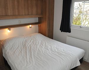Comfortabele slaapkamer in Villetta 4 persoons vakantiehuis in De Dennen, Texel, met tweepersoonsbed en sfeervolle verlichting.