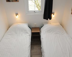 Villetta 4 persoons accommodatie in De Dennen, Texel, met knusse slaapkamer voorzien van twee eenpersoonsbedden.