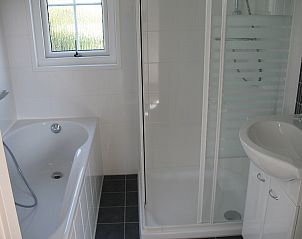 Stijlvolle badkamer van Villetta 4 persoons vakantiehuis in De Dennen, Texel, met douche en ligbad voor ultiem comfort.