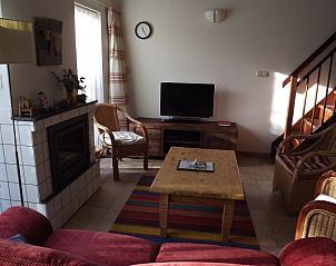 Gemtliches Wohnzimmer mit Kamin im Ferienhaus Gortersmient 246, De Dennen, Texel.