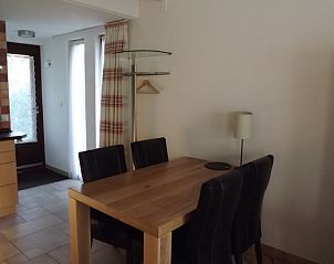 Essecke mit Holztisch im Ferienhaus Gortersmient 246, De Dennen, Texel.