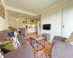 Kompakte Kche und Essbereich im Appartement Bos en Duin 31, De Dennen, Texel, ideal fr gemtliche Mahlzeiten.
