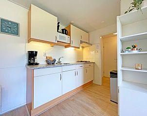 Moderne Kche im Appartement Bos en Duin 31, De Dennen, Texel mit allen notwendigen Annehmlichkeiten fr einen komfortablen Aufenthalt.