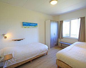Zweites Schlafzimmer im Apartment Bos en Duin 31, De Dennen, Texel mit zwei Einzelbetten und viel Tageslicht.