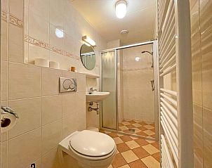 Stilvolles Badezimmer im Appartement Bos en Duin 31, De Dennen, Texel mit Dusche und modernen Einrichtungen.