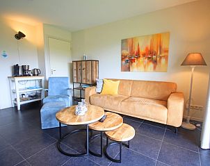 Modernes Wohnzimmer der Wohnung Bos en Duin 42 in De Dennen, Texel.