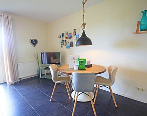 Essecke mit modernen Sthlen im Apartment Bos en Duin 42, De Dennen, Texel.