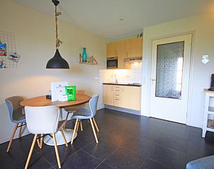 Kche und Essbereich im Apartment Bos en Duin 42, De Dennen, Texel mit Holzelementen.