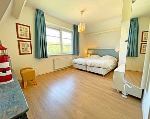 Gerumiges Schlafzimmer mit Doppelbett im Apartment Bos en Duin 42, De Dennen, Texel.