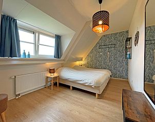 Attraktives Schlafzimmer mit dekorativen Elementen im Apartment Bos en Duin 42, De Dennen, Texel.