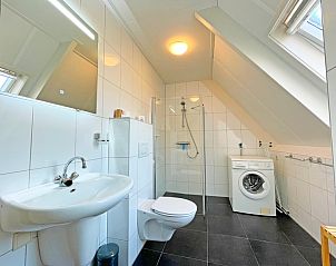 Modernes Badezimmer mit begehbarer Dusche im Apartment Bos en Duin 42, De Dennen, Texel.