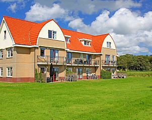 Auenansicht des Appartements Bos en Duin 42, De Dennen, Texel mit groem Garten.