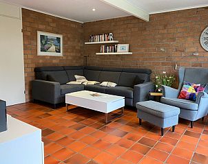 Gemtliches Wohnzimmer im Bungalowpark Verste Coogh - Bungalow 52, De Dennen, Texel mit bequemen Sofas.