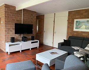 Modernes Wohnzimmer mit TV im Bungalowpark Verste Coogh - Bungalow 52, De Dennen, Texel.