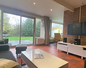 Blick aus dem Wohnzimmer des Bungalowpark Verste Coogh - Bungalow 52 in De Dennen, Texel mit groen Fenstern.