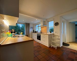 Kche und Essbereich im Bungalowpark Verste Coogh - Bungalow 52, De Dennen, Texel mit modernen Gerten.