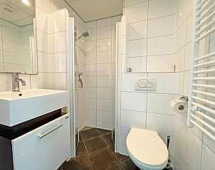 Frisches Badezimmer im Apartment Bos en Duin 17, Ferienunterkunft in De Dennen, Texel.
