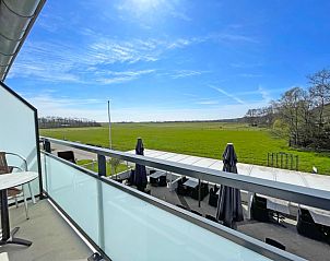 Blick vom Balkon des Appartements Bos en Duin 17, Texel ber grne Felder.