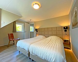 Das gerumige Badezimmer mit Dusche und Toilette im Apartment Bos en Duin 22, De Dennen, Texel, ist modern eingerichtet.