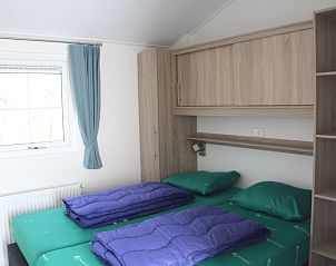 Schlafzimmer mit Doppelbett in Villetta mindervalide, De Dennen, Texel, Wadden Islands.