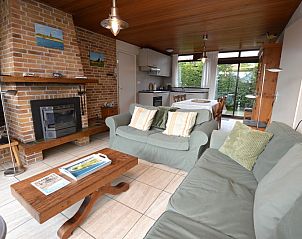 Gemtlicher Kamin im Wohnzimmer des Ferienhauses de Parel 258, De Dennen, Texel, mit einladender Atmosphre.