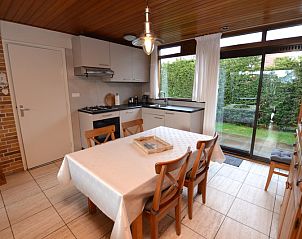 Moderne Kche im Ferienhaus de Parel 258, De Dennen, Texel, mit Blick auf den Garten und viel Tageslicht.