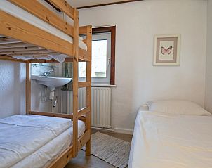 Schlafzimmer mit Etagenbett und Einzelbett im Ferienhaus Swalefie, De Dennen, Texel