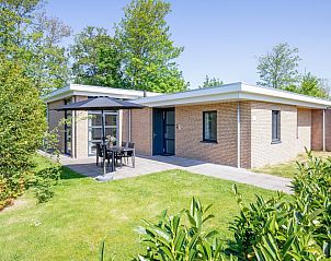 Bungalowpark Verste Coogh - Hermelijn in De Dennen, Texel met zonnig terras en groene omgeving.
