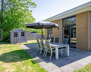 Bungalowpark Verste Coogh - Hermelijn op Texel, vakantiehuis met groot terras en houten schuurtje.
