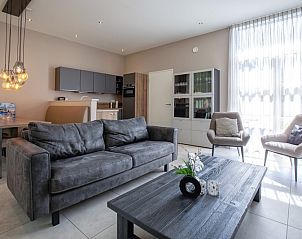 Stijlvolle woonkamer in Bungalowpark Verste Coogh - Hermelijn, De Dennen, Texel met comfortabele meubels.