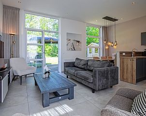 Lichte woonkamer van Bungalowpark Verste Coogh - Hermelijn in De Dennen, Texel, met moderne inrichting.