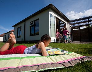 Genieten op het gras bij Type 1 vakantiehuis in De Dennen, Texel, Waddeneilanden.