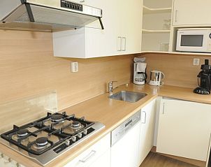 Moderne keuken in Type 1 vakantiewoning, De Dennen, Texel, Waddeneilanden.