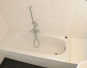 Luxe badkamer met bad in Type 1 vakantiewoning, De Dennen, Texel, Waddeneilanden.