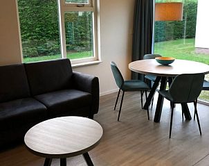 Eethoek met uitzicht in Type 1 vakantiewoning, De Dennen, Texel, Waddeneilanden.