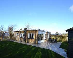 Bungalow Uterste Coogh 96 in De Dennen, Texel met ruim terras en tuin voor een ontspannen verblijf op de Waddeneilanden.