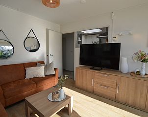 Moderne woonkamer van Bungalow Uterste Coogh 96 in De Dennen, Texel met stijlvolle inrichting en ruime indeling.