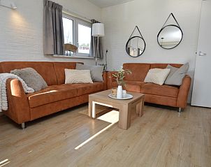 Comfortabele zitruimte in Bungalow Uterste Coogh 96, De Dennen, Texel, ideaal voor ontspanning op de Waddeneilanden.