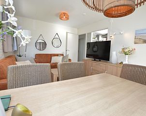 Ruime eet- en woonkamer van Bungalow Uterste Coogh 96 in De Dennen, Texel, voor een comfortabel verblijf.