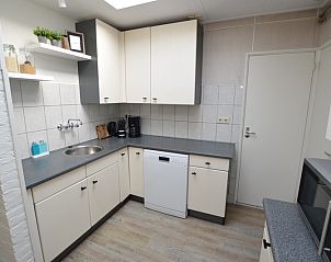 Functionele keuken van Bungalow Uterste Coogh 96 in De Dennen, Texel, voorzien van moderne apparatuur.