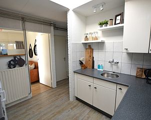 Volledig uitgeruste keuken in Bungalow Uterste Coogh 96, De Dennen, Texel, met veel opbergruimte.