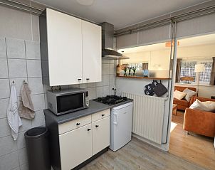 Keuken van Bungalow Uterste Coogh 96 in De Dennen, Texel, met moderne faciliteiten en toegang tot de woonkamer.