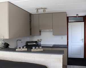 Moderne Kche im Ferienhaus Gortersmient 216, De Dennen, Texel, Waddeninseln, komplett mit allen Annehmlichkeiten.