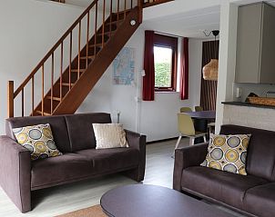 Gerumiges Wohnzimmer im Ferienhaus Gortersmient 216, De Dennen, Texel, Waddeninseln, mit moderner Einrichtung.
