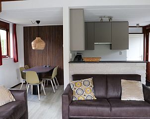 Helles Wohnzimmer mit Aussicht im Ferienhaus Gortersmient 216, De Dennen, Texel, Waddeninseln.